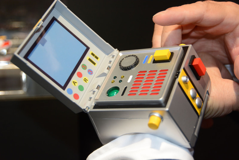 劇中そのままなブレスレット。ランプの光り方が実に昭和な感じで楽しい