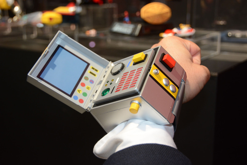 劇中そのままなブレスレット。ランプの光り方が実に昭和な感じで楽しい