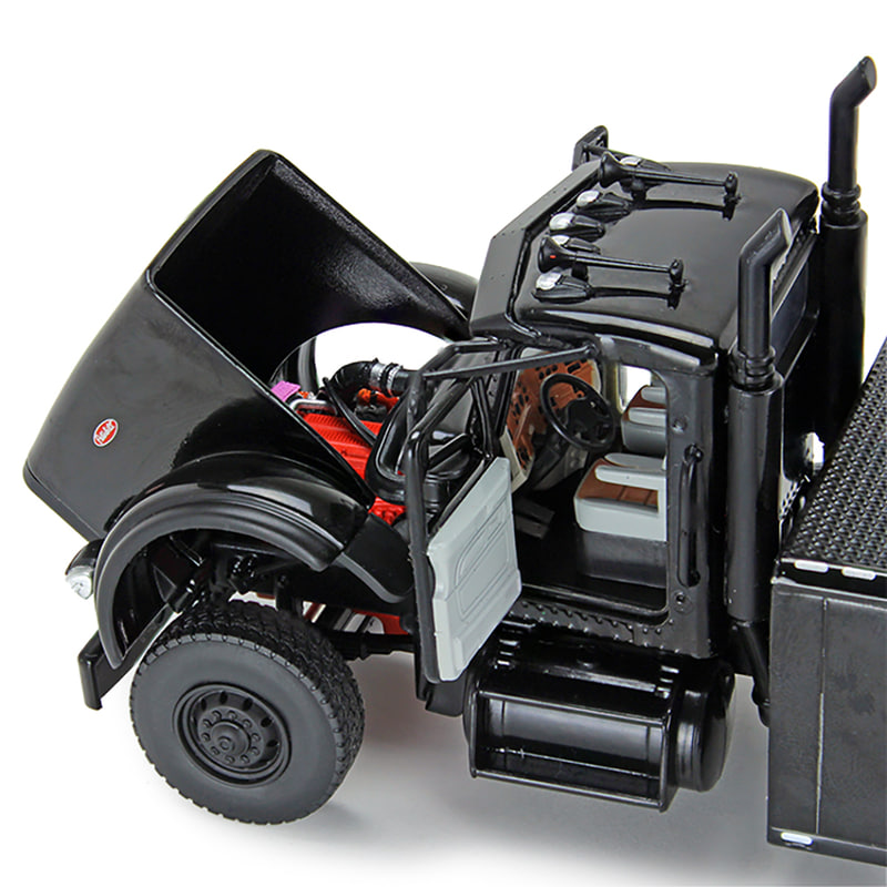 レッドに塗装されたエンジンのヘッドがブラック塗装に映える！