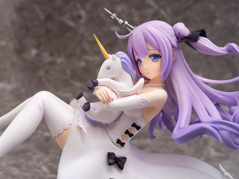 アズールレーン」より、水面にふわりと浮いた軽空母「ユニコーン
