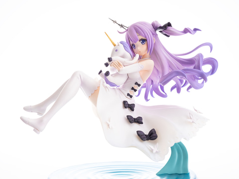 アズールレーン」より、水面にふわりと浮いた軽空母「ユニコーン」を