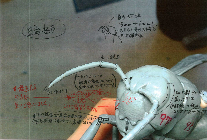 信じられないくらい細かい松村氏のチェック。このこだわりが海洋堂のフィギュアに魅力を生んでいるのだ