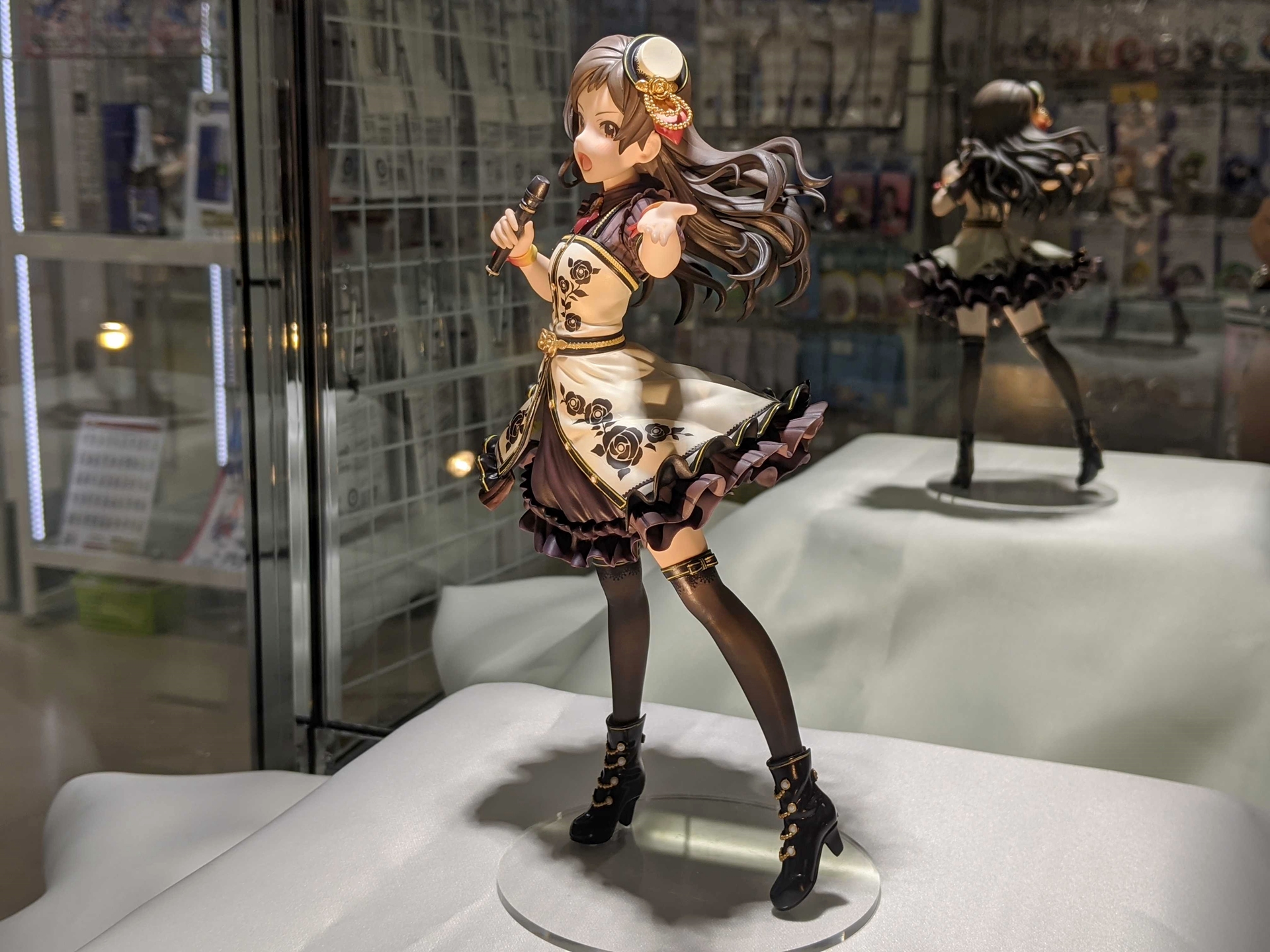 ライブ感を演出する暖色のライトアップ付きで展示されている「アイドルマスター ミリオンライブ！ 北沢志保 チョコリエールローゼver.」