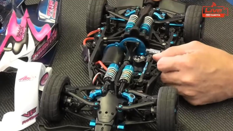 「タミヤRC_LIVE_2_TA07RR_TC-01のお話」の29分あたりから登場する、カスタマイズパーツをモリモリ入れた前住氏特製「DX(デラックス) エディション」