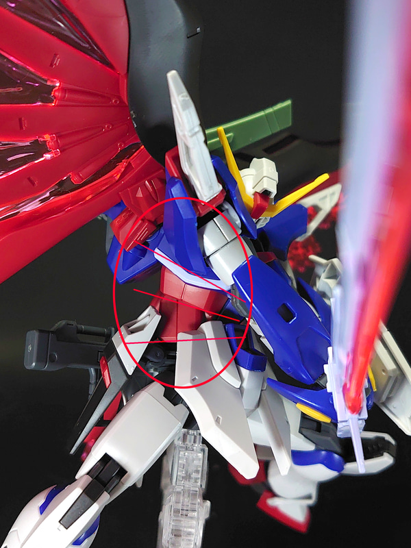 「HGCE 1/144 デスティニーガンダム」の腹部可動。赤丸で囲んだ箇所は、胸部、腹部上部、腹部下部がお腹を凹ませるような形で大きく可動します
