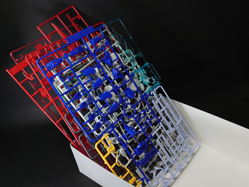 ガンプラの箱に、Aから順番に並べました。ページをめくるように、ランナーをめくって該当するものを取り出します