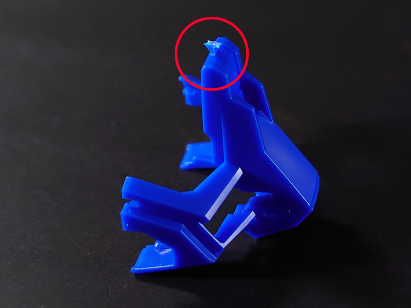 「二度切り」その1……パーツから少し離れたところで、ゲートを切ります