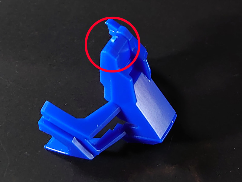 「二度切り」その2……飛び出たゲートを、パーツの縁ギリギリで改めて切り落とします。これで、切り口はほぼきれいになります