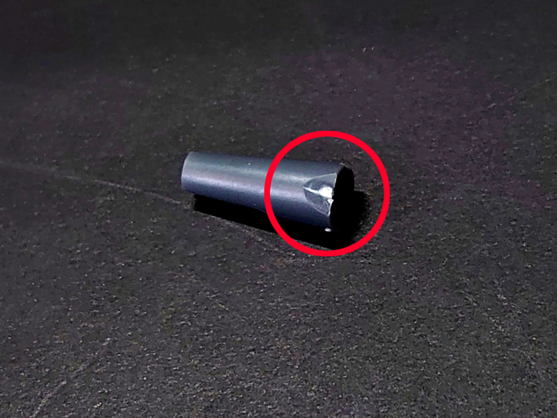 えぐってしまったパーツの例。これはわかりやすいよう、極端にやってみましたが、細かいパーツを切り離す際は気をつけてください