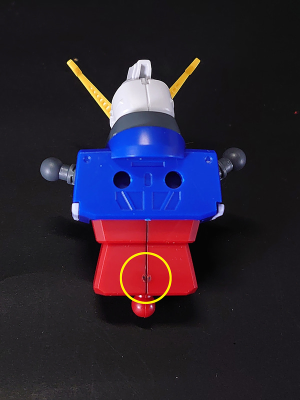 背部の赤いパーツに、縦にスミ入れをしてみました。黄色い丸で囲んだ部分が、汚いゲート跡にスミが入り込んだ箇所です