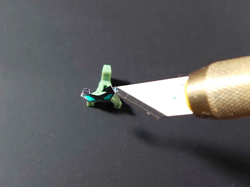 カッターではなくデザインナイフですが、先に「チョン！」と軽くシールを貼って、パーツまで持っていきます。指でつまむよりも位置決めが楽です