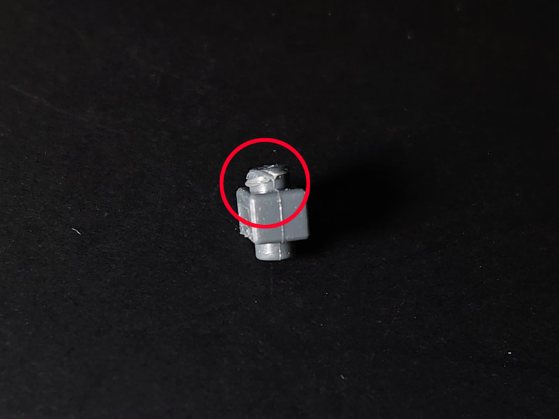 潰れてしまったポリキャップ。パーツにうまくはめ込まなかったために、軸がひしゃげています
