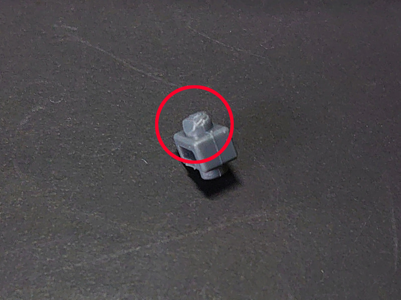 潰れたままでも押し込むことは可能ですが、面倒といえば面倒。そこで、ひしゃげた部分を一部カットしてしまいます。保持力は少し落ちますが、パーツが脱落するほどではありません