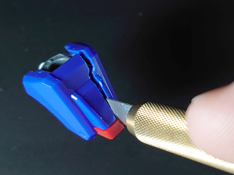 だんだん隙間が開いてきました。一箇所ではなく、複数箇所を徐々にこじ開けるほうが、最終的には楽に外せます