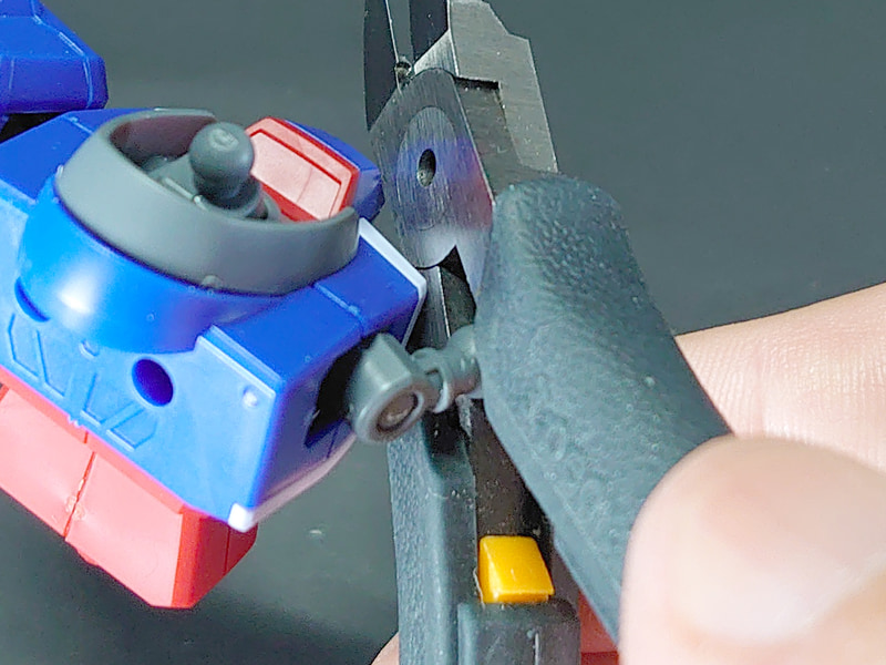 ニッパーの刃の反対側で小さなパーツを握ります。写真ではわかりにくくなるので省きましたが、実際はティッシュなどを噛ませて作業しています。ただし、そもそも不精なやり方ですし、パーツがすっぽ抜けることも多いのでオススメしません。ほかに道具をお持ちでない場合は試してみてください