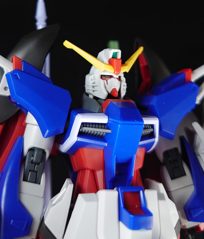 完成した「HGCE 1/144 デスティニーガンダム」を、別売りのアクションベースにディスプレイしました。冒頭で紹介したように、ボディの可働によってグッと力のこもったポージングが可能です。光の翼が同梱されているなど、内容物もお得なキットと言えましょう。誰でも作れるのにこのかっこよさ！　いいですね！