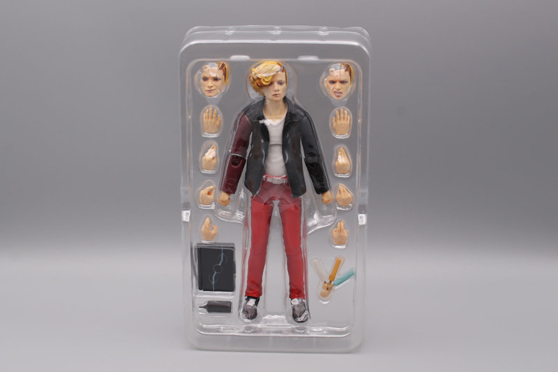 ブリスター。交換用の手は11種、顔は3種付属する