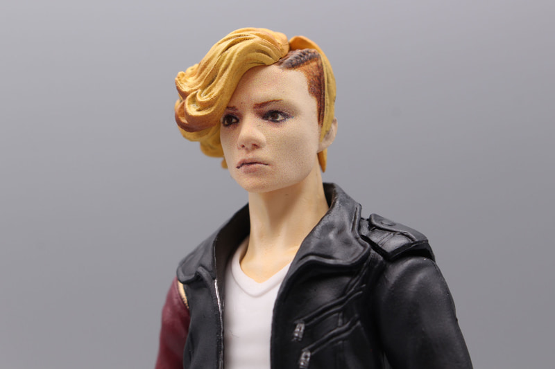 デジタル彩色により、生え際の編み込みまで再現している