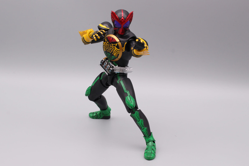 真骨彫ラトラーター コンボに付属するパープルアイのタカヘッド。46話でグリード化が進んだ映司が変身した「タトバ コンボ パープルアイ」を再現