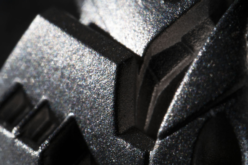 この新しい金属がどのようなものなのか、やはり触って確かめたい衝動に駆られる。そしてその金属でどうやって「RG」に匹敵するディテール表現を実現したのか、改めて興味が惹かれるところだ