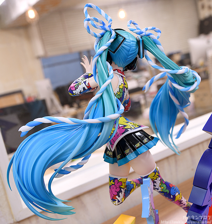 ツイストした特徴的なツインテールや、そこに巻き付く青と白のねじねじリボン、ポップな色使いが可愛い衣装も、足元や背面に至るまで細やかに再現