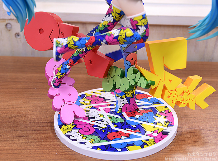 台座から飛びだしたような英字ロゴは、立体で造形&ランダムに配置することで浮遊感がありつつも安定した構造。置くだけで世界観を楽しめる