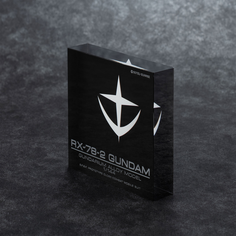 美しいアクリル製の台座が付属する