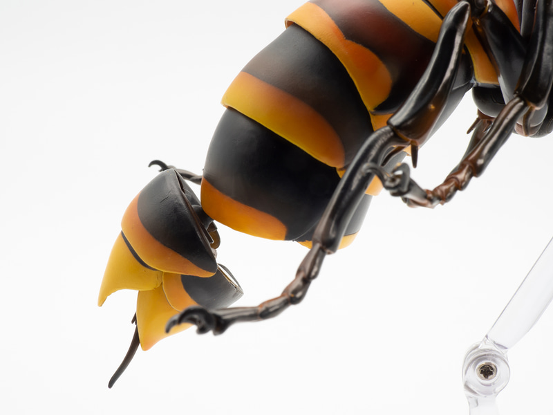 磁石で止められた尻尾をめくり上げたあと、先端を開いて毒針を出し入れできる