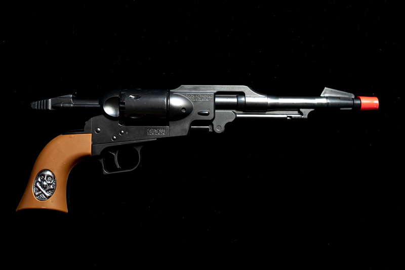 ダイキ工業が2018年に発売した「1/1 コスモ ドラグーン(戦士の銃) 水鉄砲」。定価は3,200円(税別)。原作のシリアルナンバーは残念ながら描かれていませんでした