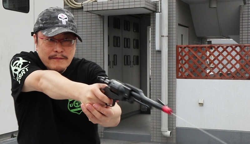 ハートフォードのモデルガンと比べると1回り以上小さいが、サイドアームとしてバッチリ。ちなみに銃先端の赤いキャップは外すこともできます