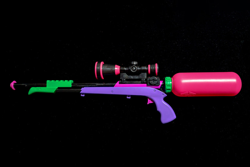 サンアートから2019年に発売された「スプラトゥーン2 スプラスコープ ネオンピンク」。価格は3,300円(税別)。ゲームさながらのキッチュな色合い。