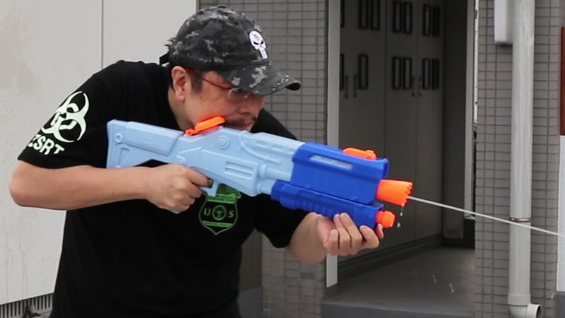 実銃と違いダブルアクションで撃てないので、とにかく格好よく構えて撃つべし！