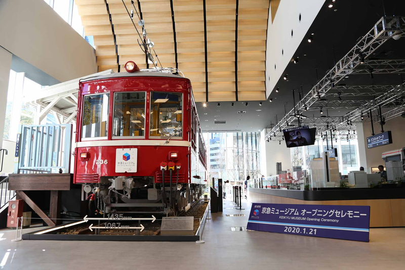 京急ラインジオラマは昭和の名車「230形」(左)と並ぶ。車両の縮尺は1/80