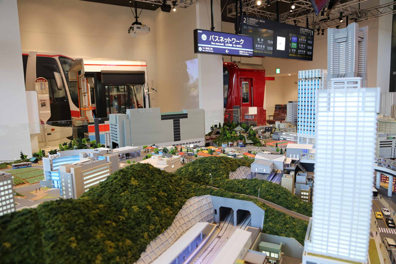 横須賀中央駅から上大岡駅方向を見る。山を使って風景を区切っている。ジオラマ作りでは定番テクニックの1つ。左の山の上のビル群は「YRP(横浜リサーチセンター)」