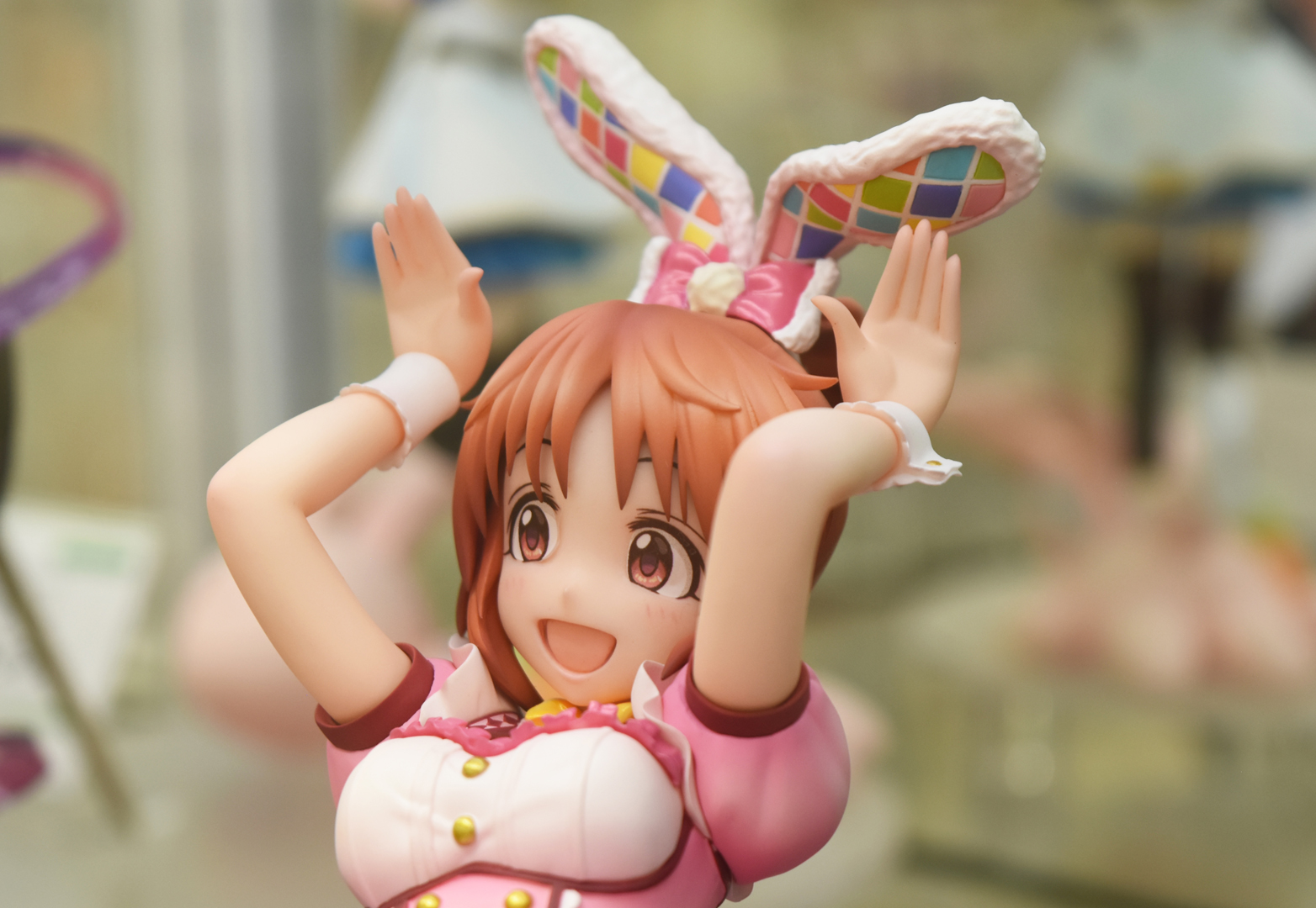 頭部にはしっかりとカラフルな耳が付いている