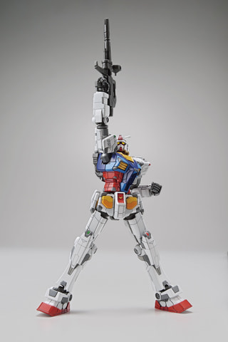 動く実物大ガンダムのガンプラ「1/100 RX-78F00 ガンダム」の予約受付