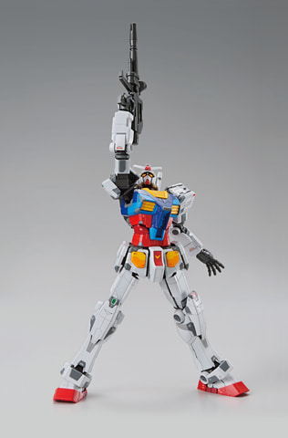 動く実物大ガンダムのガンプラ「1/100 RX-78F00 ガンダム」の予約受付