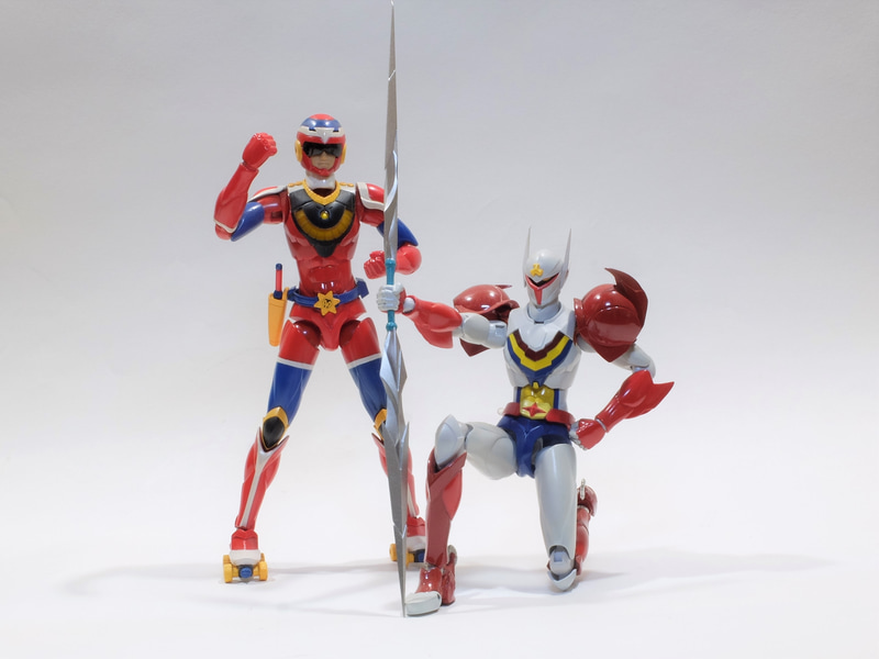 「FIGHTINGGEAR」シリーズより、ムテキングとテッカマン。どちらもアニメ以上の頭身の高さを実現したスタイリッシュなフィギュアで、随所にメタルパーツを採用する事で重量感もあり、アイテムとしての完成度は高い