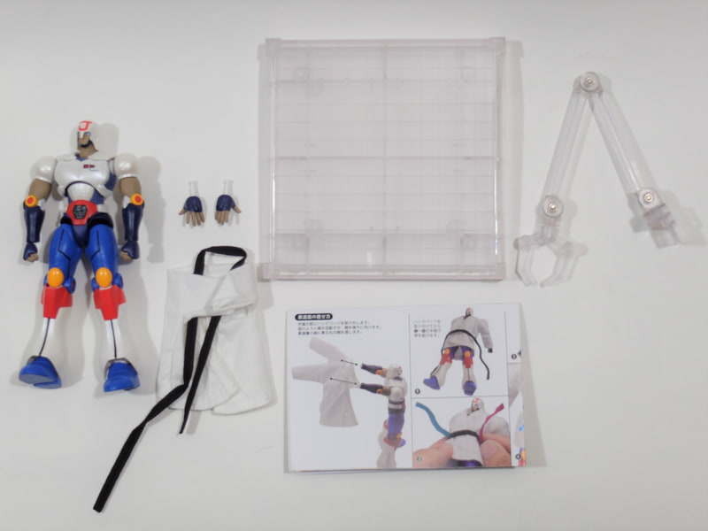 付属品は開いた両手と布製の道着、スタンドのみと非常にシンプル。マニュアルには道着の着方が図入りで解説されているのもこだわりポイントだ