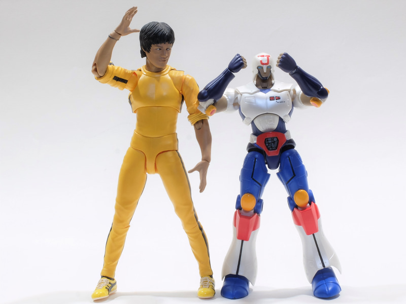 1/12スケール相当の人型フィギュア「ブルース・リー」と比較してもやや小ぶり