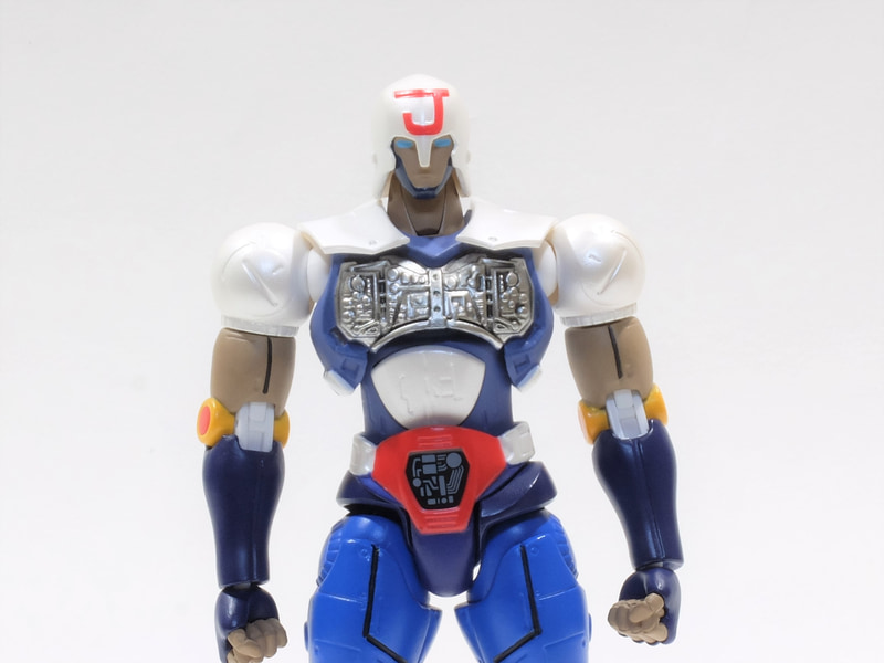 胸部には内蔵メカがデザインされている