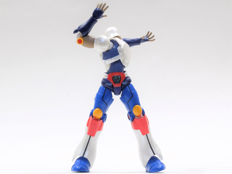 胸部は180度回転する事が可能だが、腰のひねりは45度くらいまでで、人体と同じくらい