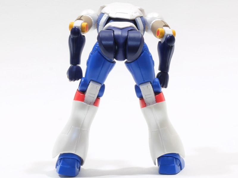 臀部の外装アーマーは太腿の動きに連動して可動し、股関節を保護する働きを見せる