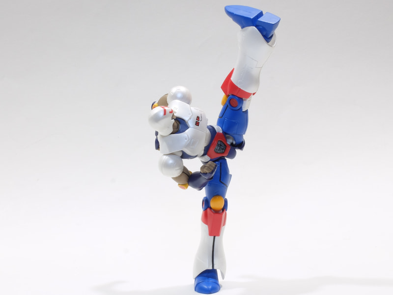 ハイキックはここまで足の角度を上げてもギリギリ自立できる