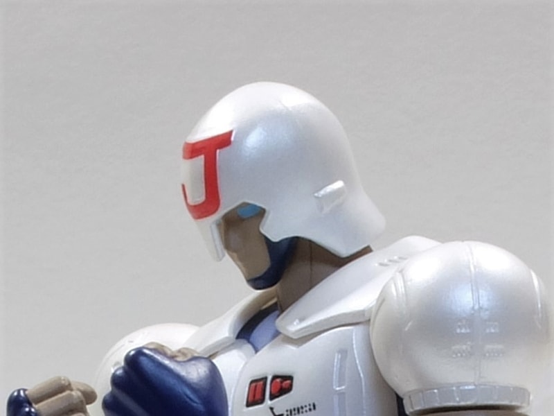 アニメ版柔王丸は無表情だが、フィギュアでもスッと通った鼻立ちと物静かな口元が表現されており、陰影によりその表情が変わって見える場合があるのが面白い