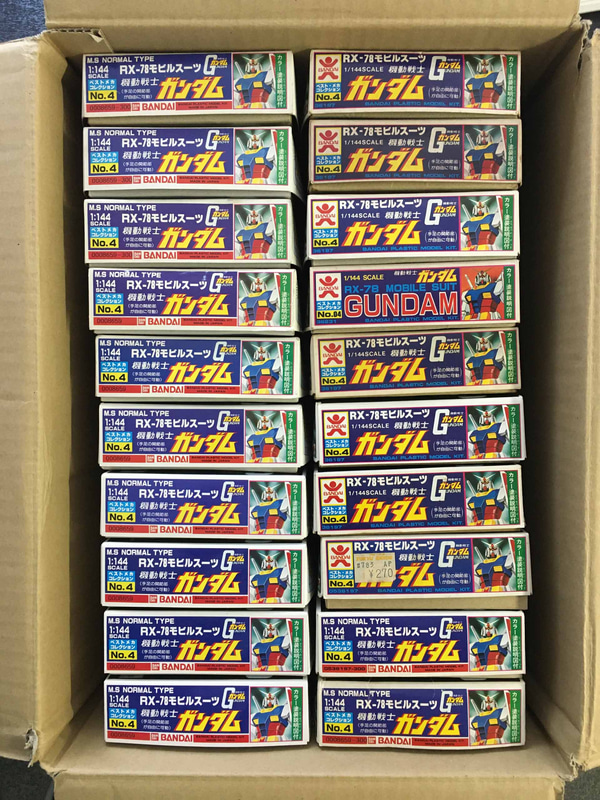 五十嵐氏が収集した1/144ガンダム。一見、ほとんど同じ様に見えるが、すべて何かしらが異なっている。この他にも多くのバリエーションを市井のコレクターさんの協力を得て検証を行なったという