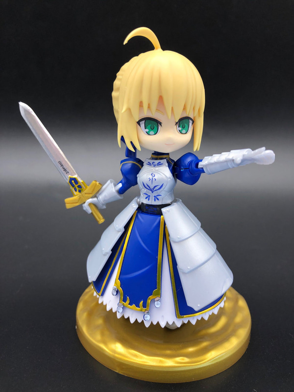 王冠とマントは取り外せる。ポーズ付けも可能