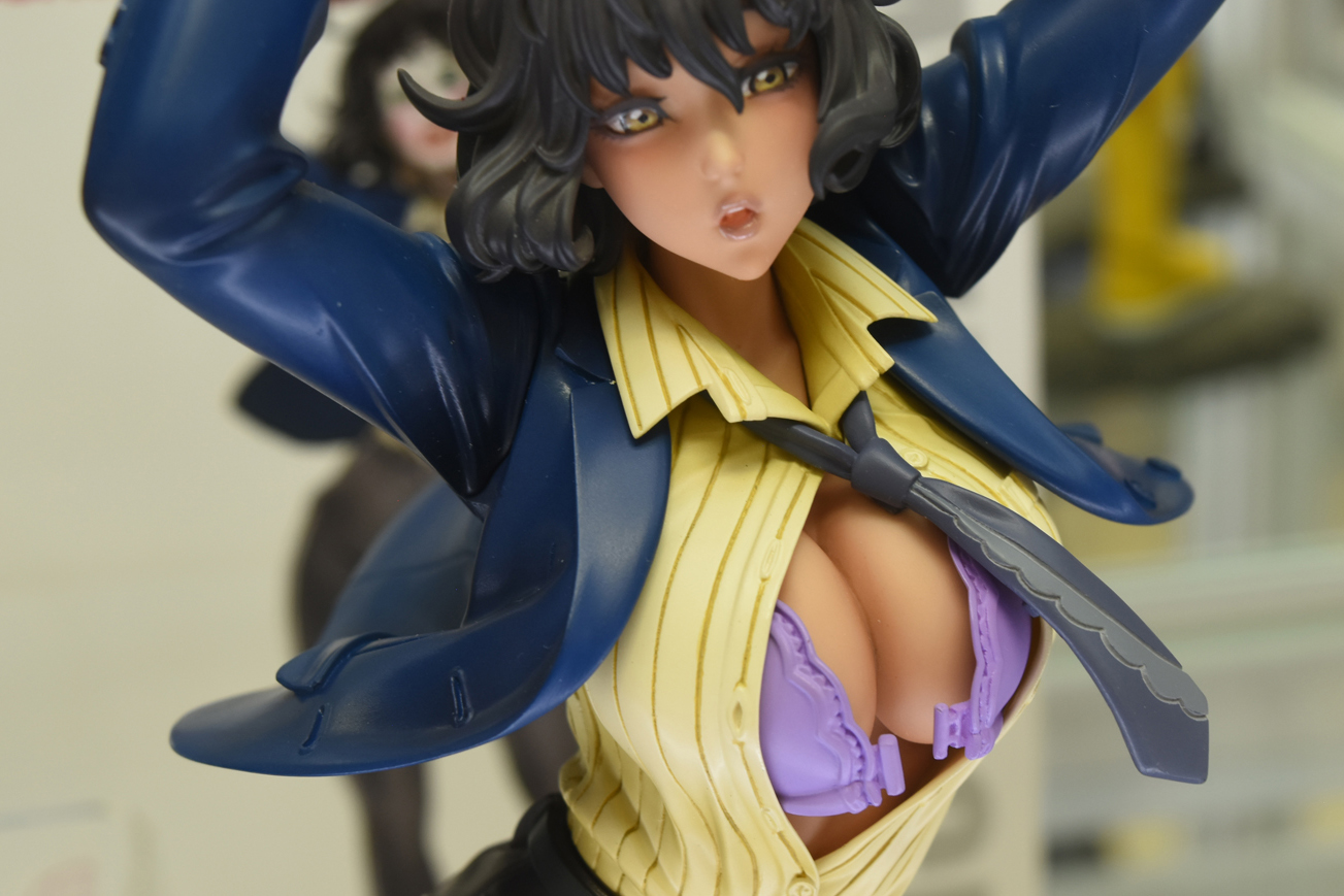 シャツのボタンはおろか、フックまでもはじけ飛んでいる