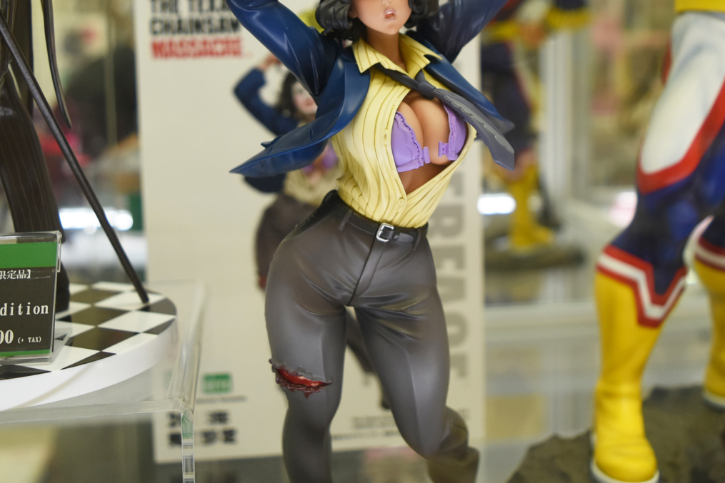 シャツのボタンはおろか、フックまでもはじけ飛んでいる