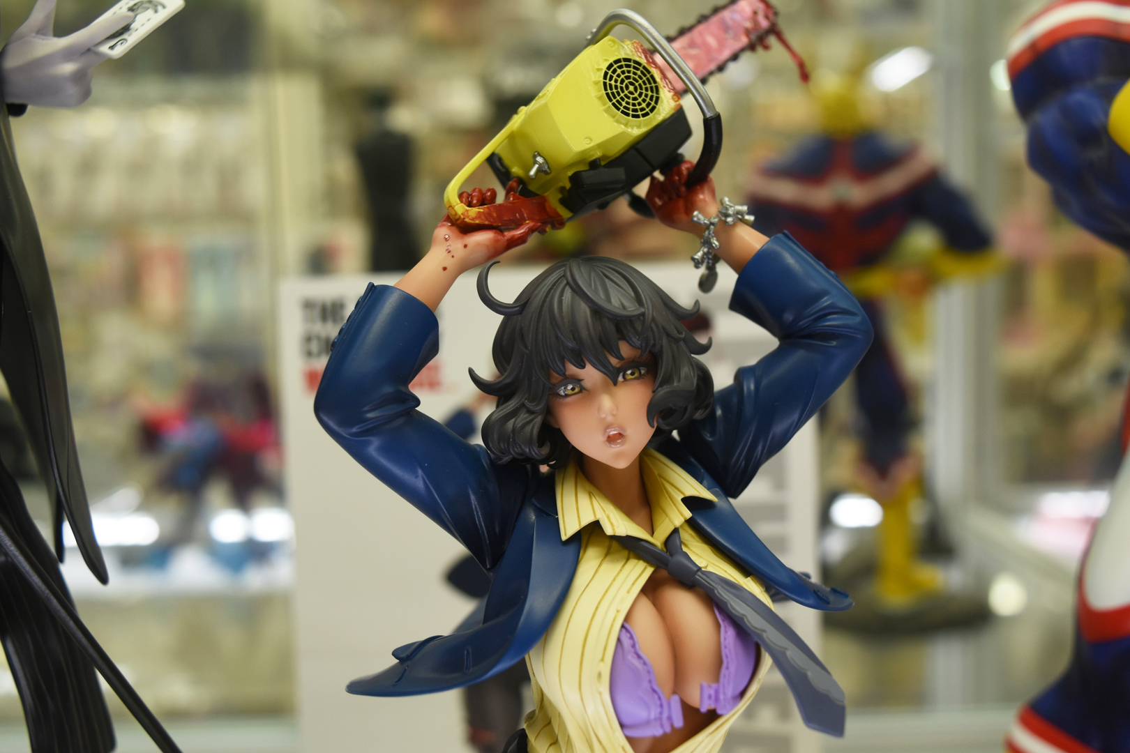 チェーンソーにこびり付く血もリアル